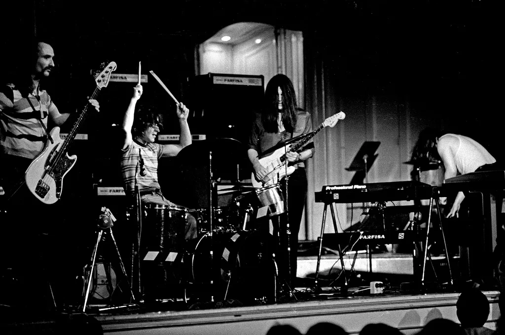 Can band photograph